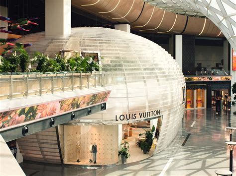 louis vuitton lounge hamad.